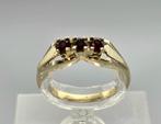 Gouden Vintage ring met edelsteen granaat. 2025/650.