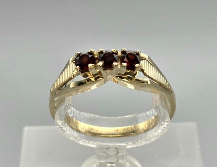 Gouden Vintage ring met edelsteen granaat. 2025/650., Sieraden, Tassen en Uiterlijk, Ringen, Zo goed als nieuw, Dame, Kleiner dan 17