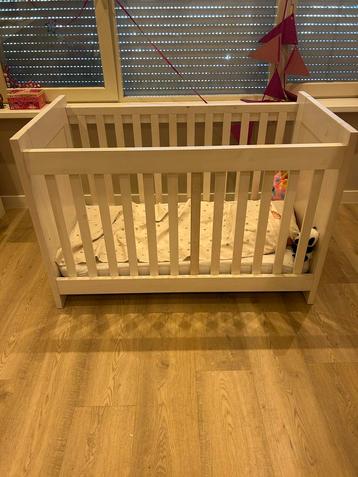 Complete Babykamer Ledikant en Commode beschikbaar voor biedingen