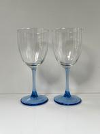 Twee vintage wijnglazen met blauwe steel en voet, Verzamelen, Glas en Borrelglaasjes, Ophalen of Verzenden, Zo goed als nieuw