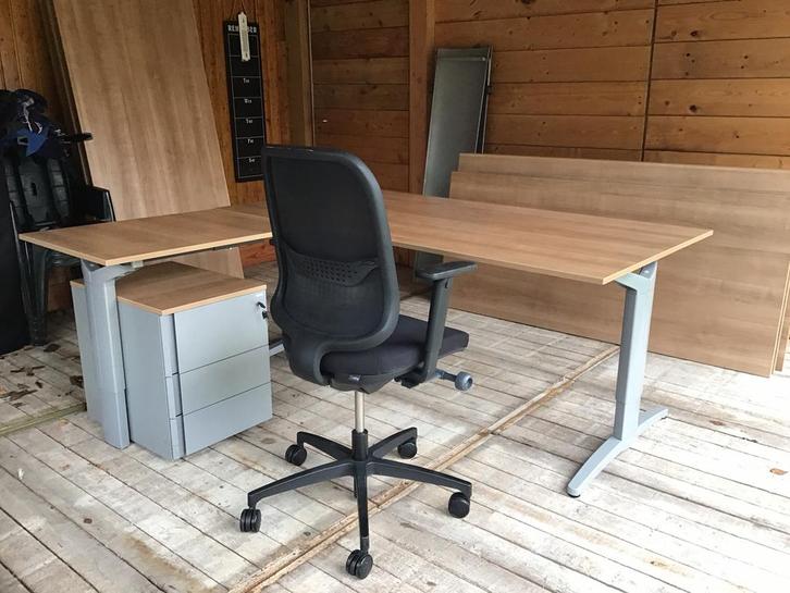 Bureau compleet met kastje en stoel € 250., Huis en Inrichting, Bureaus, Zo goed als nieuw, In hoogte verstelbaar, Ophalen