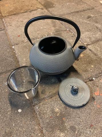 Gietijzeren theepot met filter beschikbaar voor biedingen