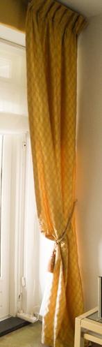 4  decoratieve gordijnen geel zijde op roede en kwasten, 100 tot 150 cm, Ophalen of Verzenden, Zo goed als nieuw, 200 cm of meer