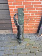 Antieke Gietijzeren Waterpomp op Houten Paal, Ophalen of Verzenden
