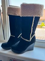 Nieuwe suède UGG laarzen met bont!, Kleding | Dames, Schoenen, Hoge laarzen, UGG, Zwart, Nieuw