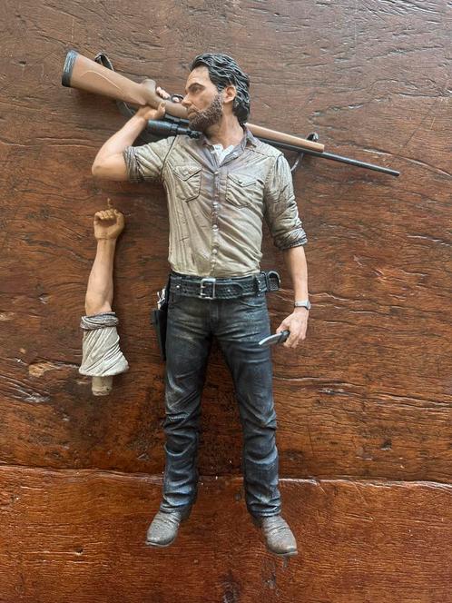Mcfarlane Rick Grimes Walking Dead Deluxe Action Figure 10", Verzamelen, Poppetjes en Figuurtjes, Zo goed als nieuw, Ophalen of Verzenden