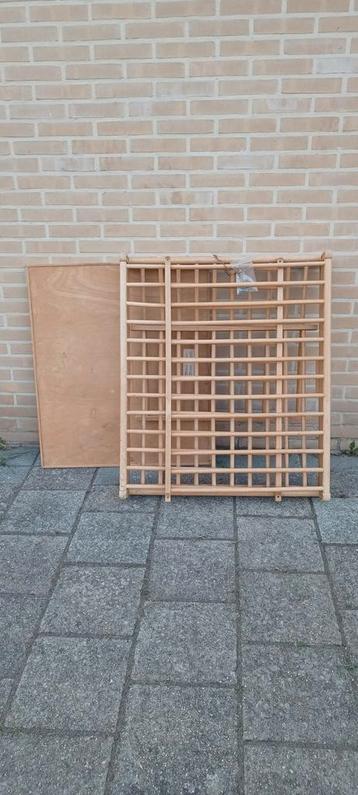 Houten Babybox met Ronde Spijlen beschikbaar voor biedingen