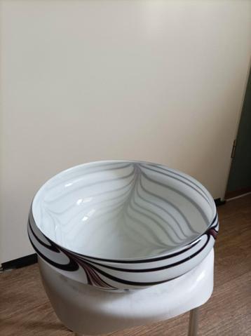 Glazen Schaal met Zwart-Wit- bruin Swirl Patroon beschikbaar voor biedingen