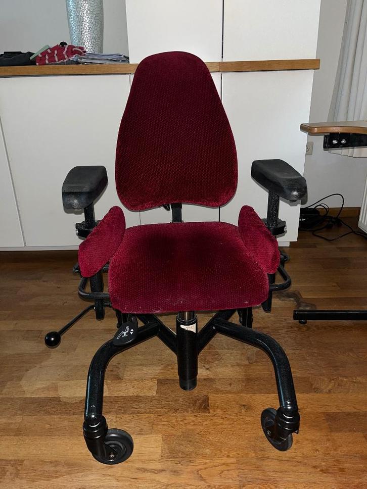 Mercado trippelstoel (kind), Huis en Inrichting, Bureaustoelen, Zo goed als nieuw, Bureaustoel, Rood, Ergonomisch, Ophalen