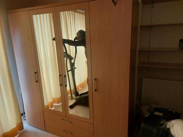Kledingkast beschikbaar voor biedingen