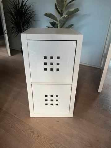 Kallax kast 2 vakken + witte bakken beschikbaar voor biedingen