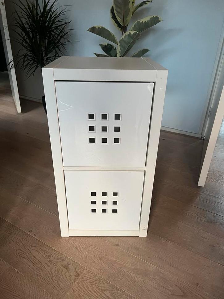 Kallax kast 2 vakken + witte bakken, Huis en Inrichting, Kasten | Wandmeubels, Gebruikt, Minder dan 100 cm, 25 tot 50 cm, Met plank(en)
