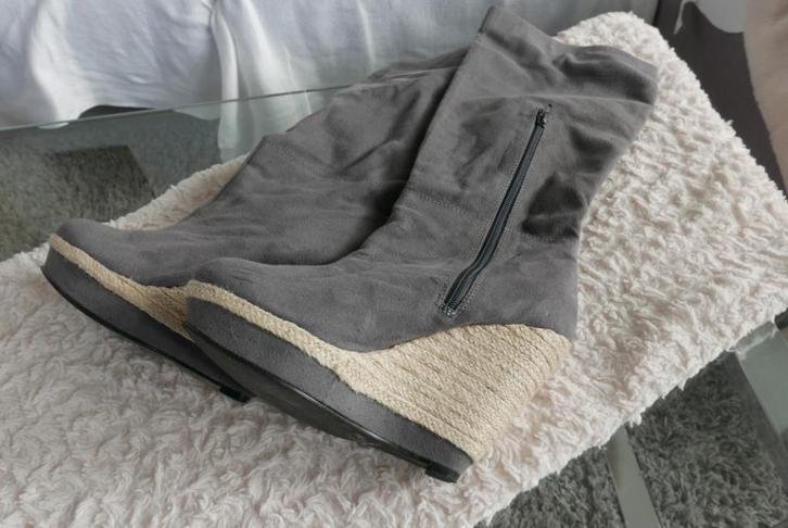 Laarzen fluweel grijs, Kleding | Dames, Schoenen, Zo goed als nieuw, Hoge laarzen, Grijs, Ophalen
