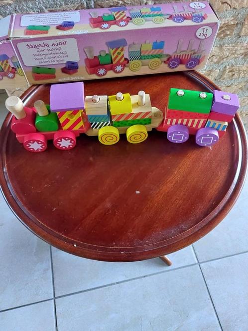 voor peuters: houten treintje met 16 blokjes i.p.v. 17, lees, Kinderen en Baby's, Speelgoed | Houten speelgoed, Zo goed als nieuw