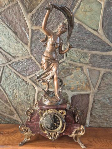 Antieke Franse pendule met bronzen beeld beschikbaar voor biedingen