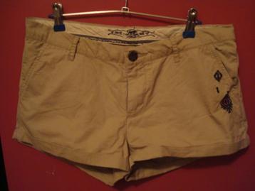 WE beige korte broek, maat M beschikbaar voor biedingen