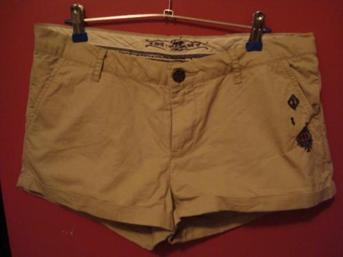 WE beige korte broek, maat M, Kleding | Dames, Broeken en Pantalons, Zo goed als nieuw, Maat 38/40 (M), Beige, Kort, Ophalen of Verzenden