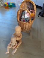 Kerstcadeau! Rieten poppenwagen met 2 popjes, Kinderen en Baby's, Speelgoed | Poppen, Ophalen, Gebruikt, Babypop