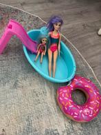 Barbie zwembad inclusief barbies, Kinderen en Baby's, Speelgoed | Poppen, Ophalen of Verzenden, Zo goed als nieuw, Barbie