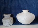 2 st stenen vazen,, Huis en Inrichting, Ophalen, Overige kleuren, Aardewerk of Porselein, Minder dan 50 cm