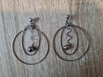 Oorbellen zilver kleurige (voor goed doel) beschikbaar voor biedingen