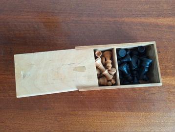 Houten schaakstukken in een houten doosje beschikbaar voor biedingen
