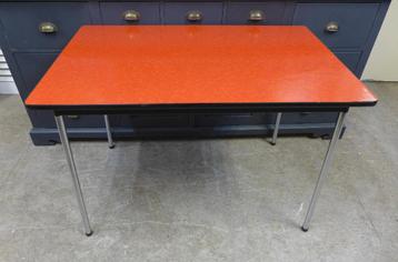 Mooie rode  retro tafel beschikbaar voor biedingen