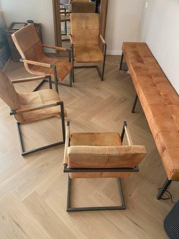Lederen Eetkamerstoelen + bijpassende bank beschikbaar voor biedingen