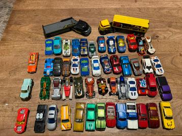 Enorm Hotwheels pakket met heel veel auto’s en banen beschikbaar voor biedingen