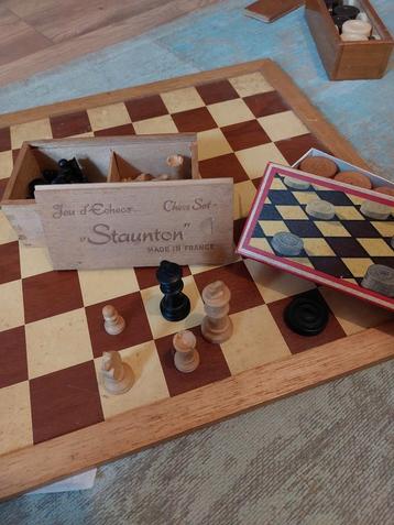 schaakset met schaakstukken en damstenen beschikbaar voor biedingen