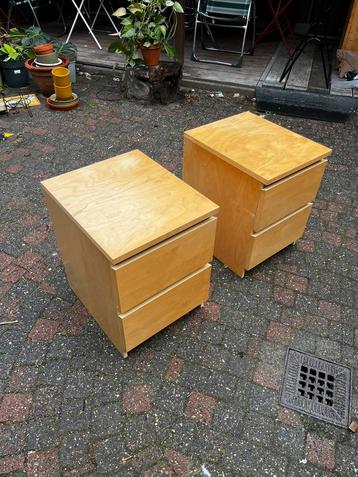 Nachtkastjes twee stuks beschikbaar voor biedingen