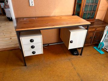 Gratis bureau met lades beschikbaar voor biedingen