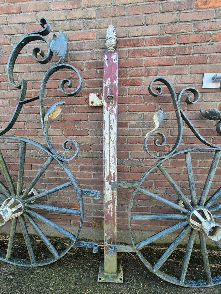 Decoratieve wagenwielen met paal voor poort, Tuin en Terras, Tuinwanddecoratie, Gebruikt, Ophalen