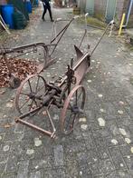 Set van 2 antieke ploegen – paardenploeg + wielploeg, Ophalen