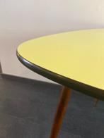 Vintage koffietafel met geel formica blad, Huis en Inrichting, Tafels | Salontafels, Overige vormen, 50 tot 100 cm, Kunststof