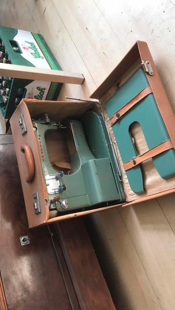 Vintage Artikelen: Naaimachines & Petroleumstelletjes beschikbaar voor biedingen