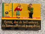 Tegeltje heren doe de bril omhoog de dames zitten ook graag, Antiek en Kunst, Antiek | Wandborden en Tegels, Ophalen of Verzenden