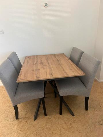 Eettafel met 4 stoelen beschikbaar voor biedingen