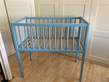 Bebies First mini wiegje Jesse blauw gelakt incl. matras beschikbaar voor biedingen