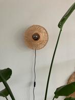 Leuke rieten/rotan lamp met lichtbron, Huis en Inrichting, Lampen | Wandlampen, Ophalen of Verzenden, Zo goed als nieuw