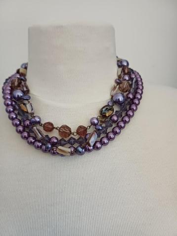 Paarse dubbele rij halsketting met diversen glazen kralen. beschikbaar voor biedingen