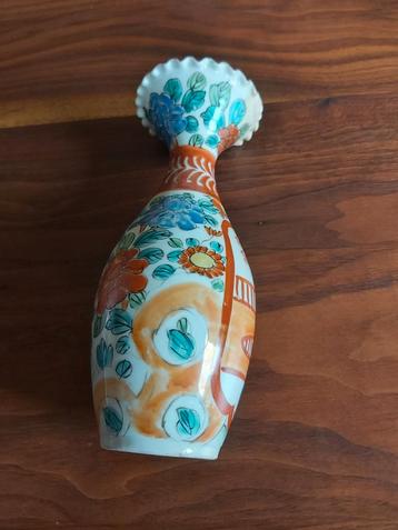 Antieke Japanse vaas met bloemmotief beschikbaar voor biedingen