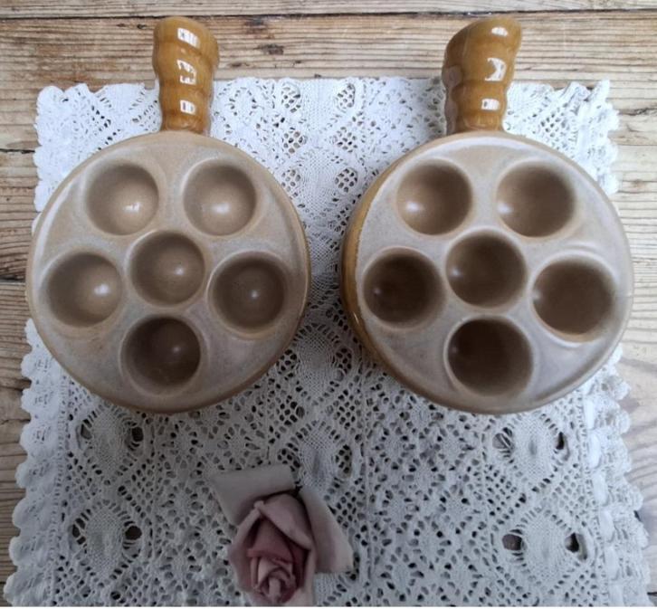 2 Franse gres escargot / slakken ovenschaaltjes, Antiek en Kunst, Curiosa en Brocante, Ophalen of Verzenden