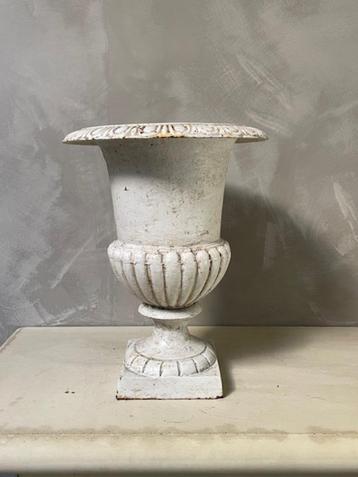 Gietijzer vaas wit brocante beschikbaar voor biedingen