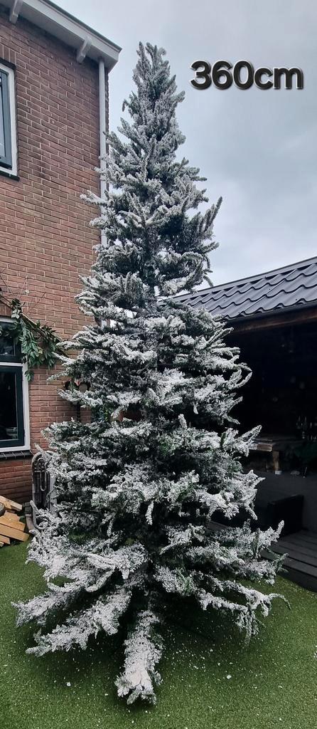 Kunstkerstboom van Everlands met sneeuw. Hoogte 360cm, Diversen, Kerst, Ophalen