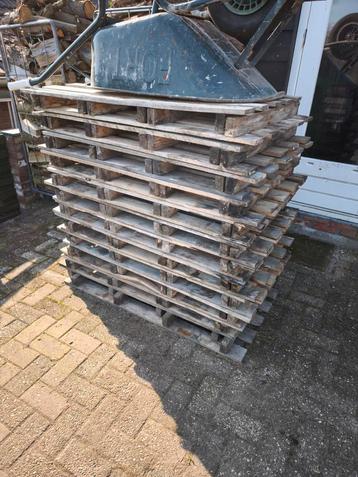24 pallets steen pallets. beschikbaar voor biedingen