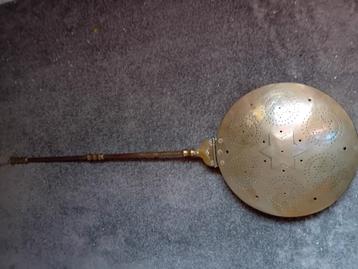 Antieke Beddenpan met ster patroon  beschikbaar voor biedingen