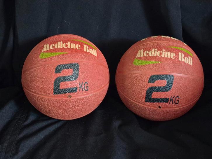 2 x Medicine ball medicijnbal van 2 kg per stuk. Setprijs, Sport en Fitness, Fitnessmaterialen, Zo goed als nieuw, Fitnessbal