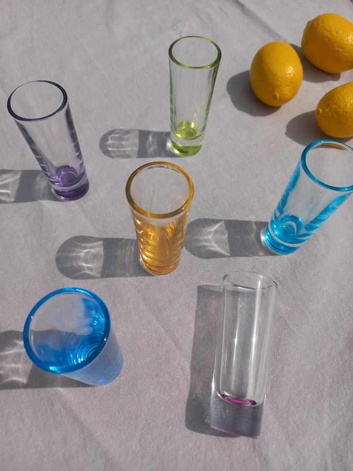 Crisa gekleurde vintage borrelglaasjes, Verzamelen, Glas en Borrelglaasjes, Zo goed als nieuw, Borrel- of Shotglas, Ophalen of Verzenden