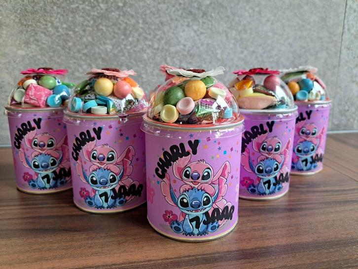 Traktatie Stitch pringles met koepel, Hobby en Vrije tijd, Feestartikelen, Nieuw, Feestartikel, Verjaardag, Ophalen of Verzenden